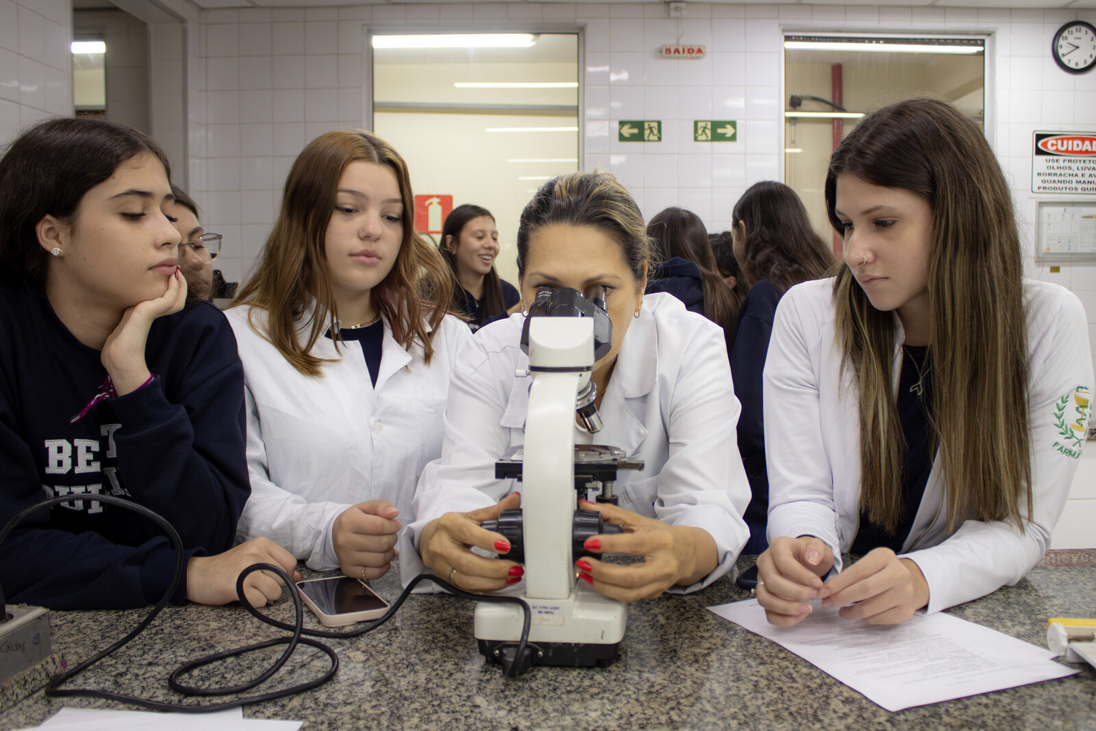 Alunos do Bento Quirino em atividade no laboratório