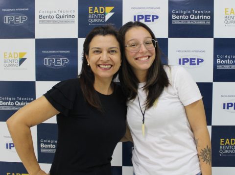 Beatriz Leite - Formada em Publicidade pelo Bentinho, foi aprovada no curso de Design Gráfico na PUCC.